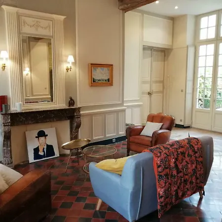 Miss Valade Of Apartmán Bayeux